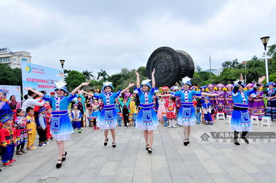 百色警民同樂體驗(yàn)“壯族三月三”民俗活動(dòng)